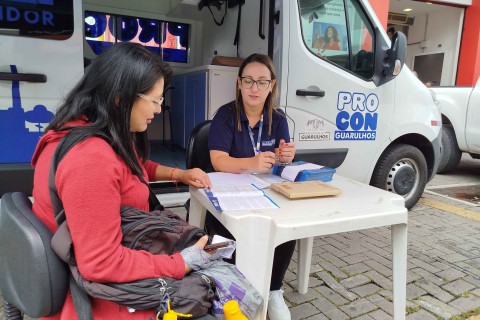 Van Procon nos Bairros orienta consumidores no calçadão do Centro