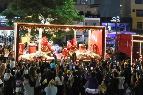 Papai Noel e Mamãe Noel chegam a Guarulhos em carreta iluminada e encantam famílias neste sábado