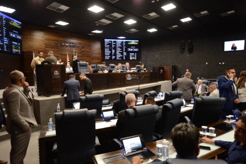 Vereadores votaram e aprovaram 20 projetos em sessões extraordinárias na Câmara