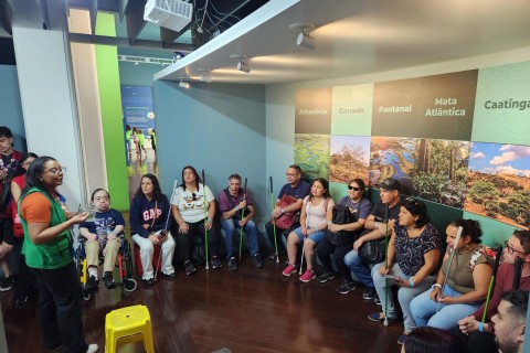 Prefeitura leva alunos com deficiência visual para visitar o Museu Catavento