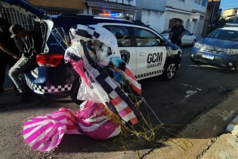 GCM de Guarulhos apreende balão e prende homem por crime ambiental no Parque Santo Antônio