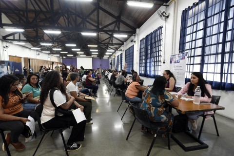 Mutirão no Adamastor conecta mulheres a 500 oportunidades de emprego em diversos setores