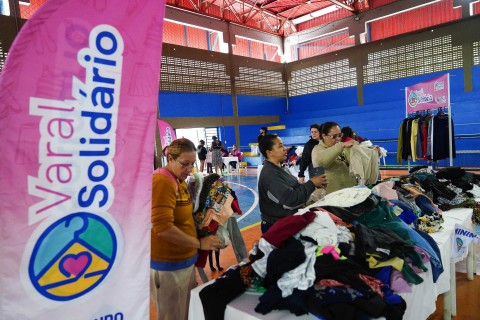 Mais de 1.500 peças são doadas pelo Varal Solidário no Jardim Presidente Dutra