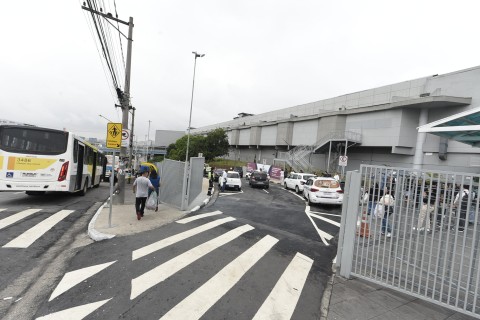 Prefeitura entrega bolsão de veículos no Itapegica para melhorar trânsito e ampliar segurança de pedestres e motoristas