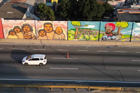 Projeto Grafite transforma barreiras da Via Dutra em galeria a céu aberto no Jardim Maria Dirce