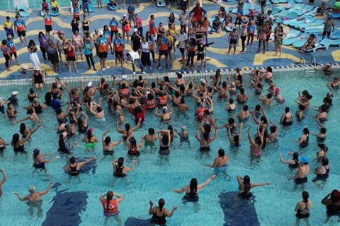 Idosos do projeto Ativação 60+ curtem dia de piscina com atividades aquáticas
