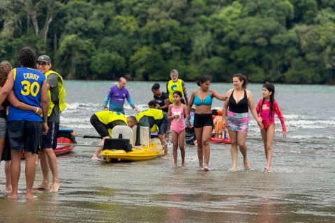 Prefeitura leva pessoas com deficiência para banho de mar e atividades na praia de Bertioga