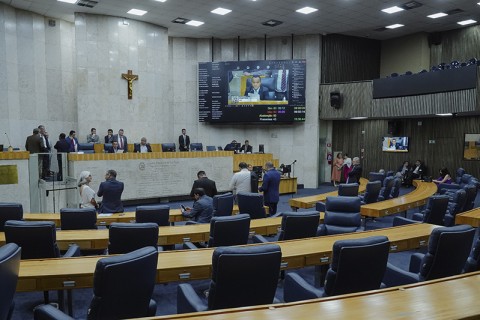 Vereadores de São Paulo reajustam os próprios salários em 37%