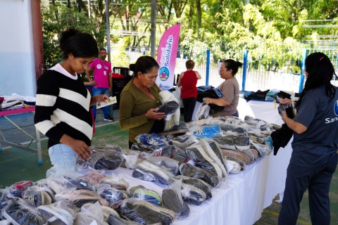 Varal Solidário entrega 1.500 peças de roupa no Jardim Bananal