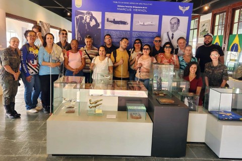 Alunos com deficiência visual fazem visita guiada à Base Aérea de Cumbica