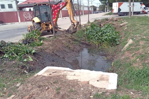 Prefeitura promove desobstrução de vala de drenagem ao lado da avenida Projecta