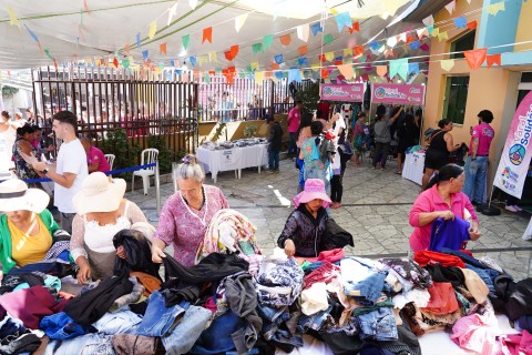 Fundo Social entrega 2 mil peças de roupas no Malvinas