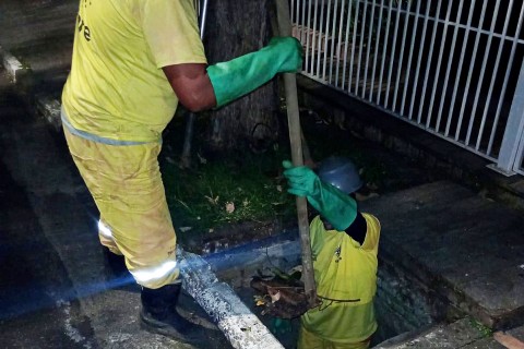 Prefeitura promove a desobstrução de bocas de lobo em ruas da Vila Galvão
