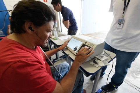 Alunos com deficiência visual participam de simulação de votação com urnas eletrônicas