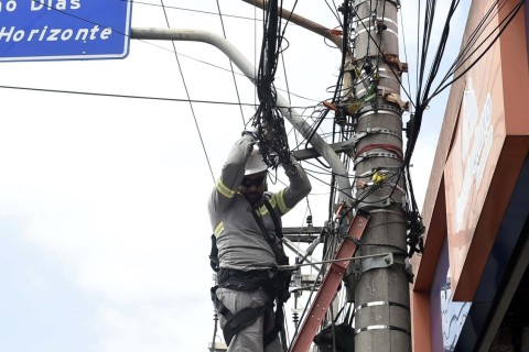 Operação Segue o Fio remove mais de 2,5 toneladas de cabos irregulares em 2025