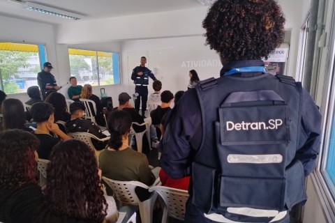 Prefeitura aborda segurança viária, uso de álcool e drogas com jovens do Recreio São Jorge
