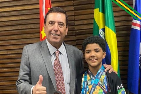Menino de 11 anos emociona vereadores ao contar sua trajetória no jiu-jítsu Décio Lima teve espaço concedido pelo presidente Martello para usar a tribuna e sensibilizou os parlamentares com sua história