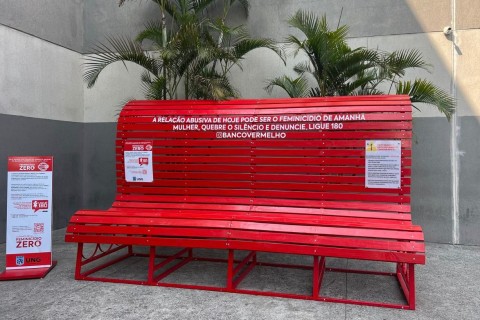 Banco Vermelho Gigante é instalado no Internacional Shopping Guarulhos como símbolo de combate ao feminicídio