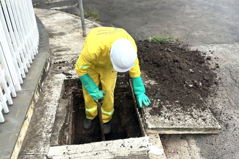 Prefeitura de Guarulhos limpa bocas de lobo na Vila Galvão e Parque Continental II