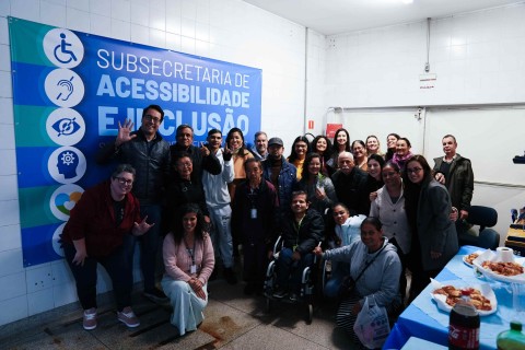 Café com Surdos reúne cerca de 30 pessoas para troca de informações e socialização